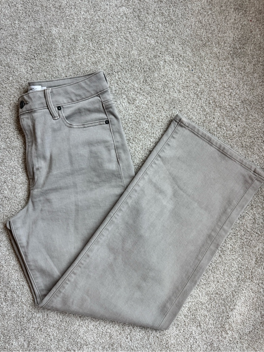 Carly Jean Los Angeles Straight-Leg Jeans in Gray